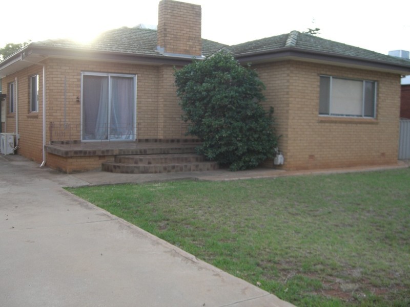 10 Langley Crescent, Griffith NSW 2680
