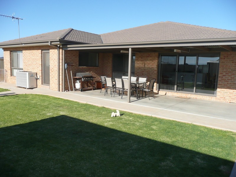 8 Gillmartin Drive, Griffith NSW 2680