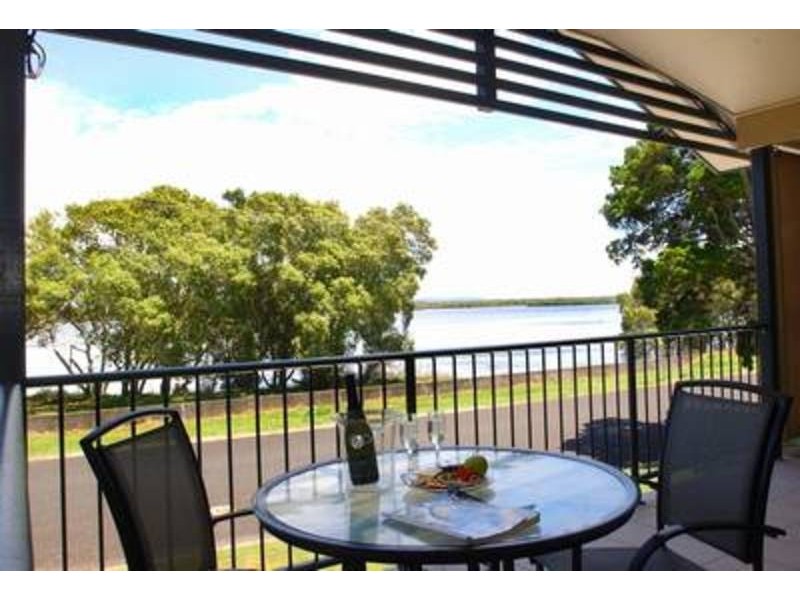 2/38 Marandowie Drive, Iluka NSW 2466