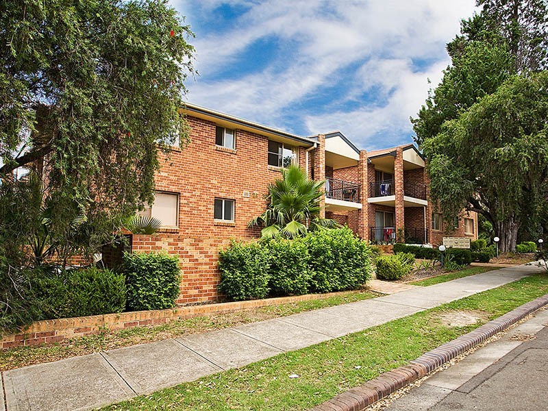 8/26 Shaftesbury Street, Carlton NSW 2218