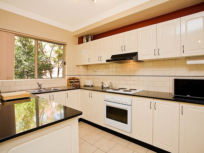 8/26 Shaftesbury Street, Carlton NSW 2218