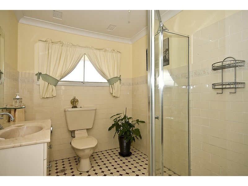 2a Forshaw Avenue, Peakhurst NSW 2210