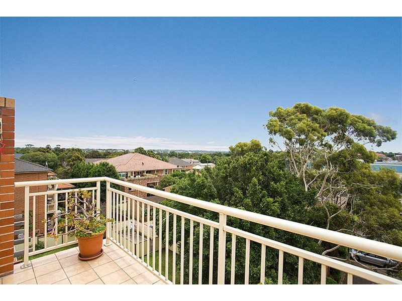 13/2 Short Road, Riverwood NSW 2210