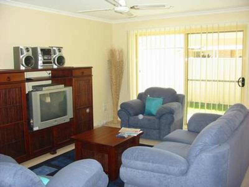 1/42 Harold Tory Drive, Yamba NSW 2464