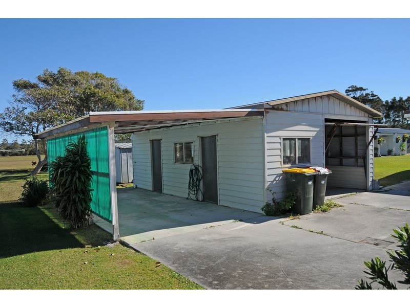 16 Honeysuckle Street, Brooms Head NSW 2463