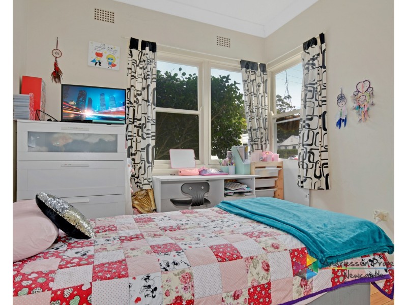 8 Roscoe Street, Kotara South NSW 2289