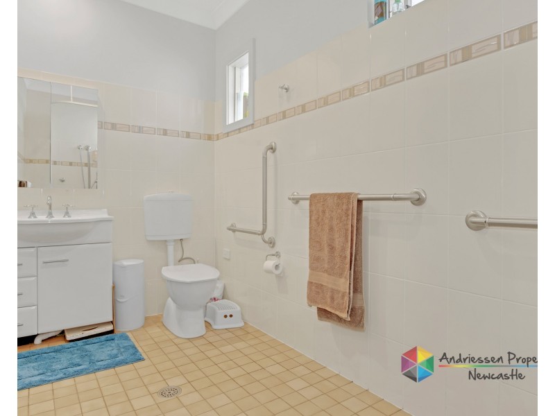 8 Roscoe Street, Kotara South NSW 2289