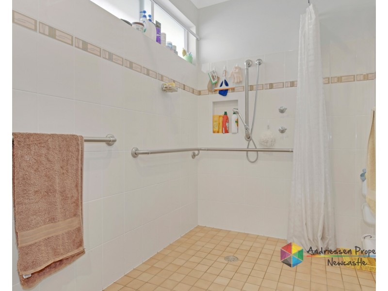 8 Roscoe Street, Kotara South NSW 2289