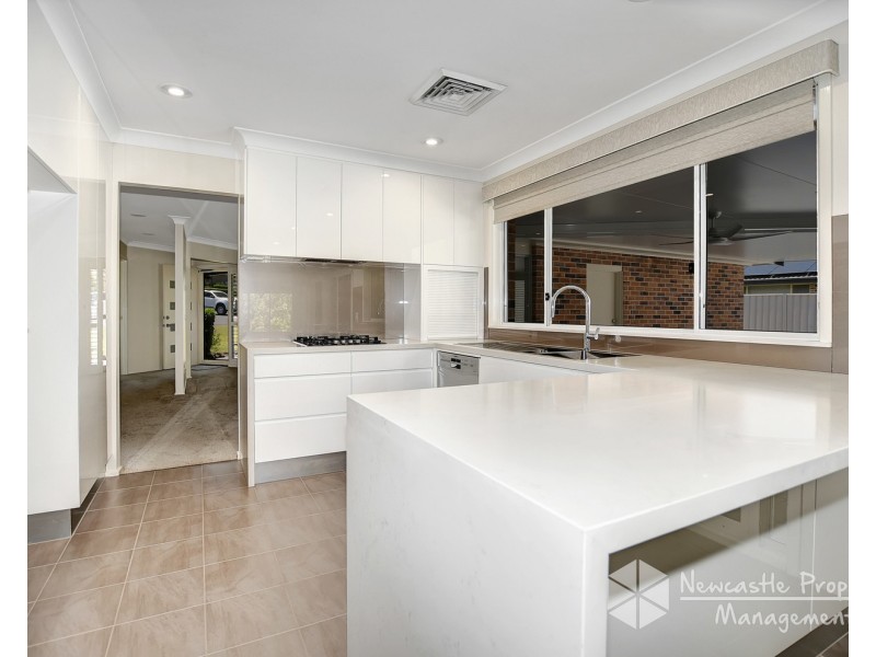 9 Bampton Close, Lakelands NSW 2282