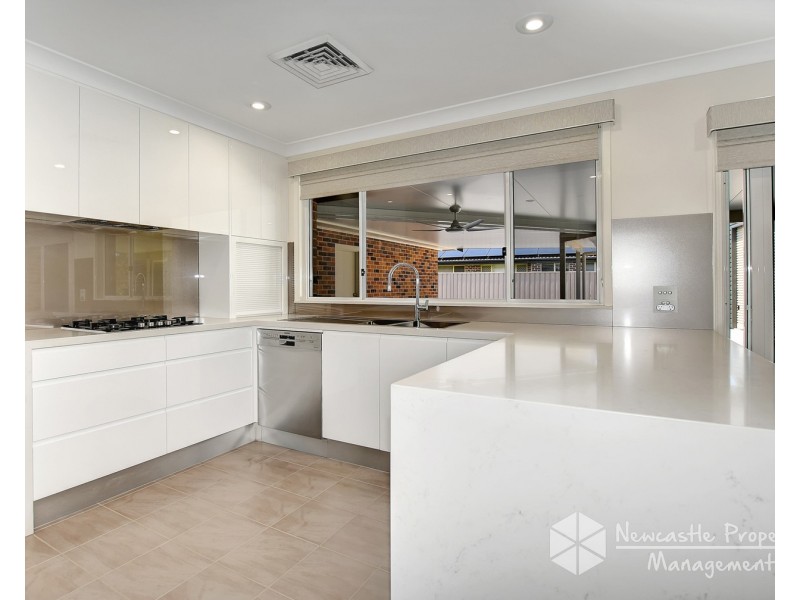 9 Bampton Close, Lakelands NSW 2282