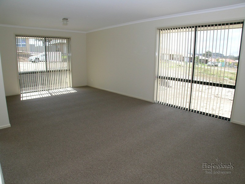 17 Foveaux Circuit, Cameron Park NSW 2285