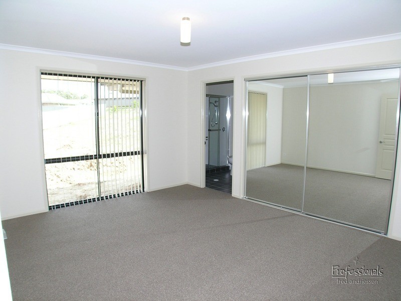 17 Foveaux Circuit, Cameron Park NSW 2285