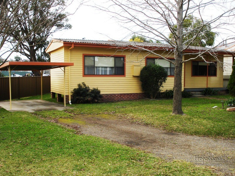 4 Lachlan Road, Cardiff NSW 2285