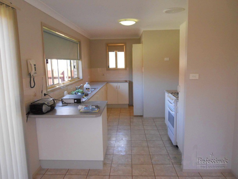 15 John Howe Crescent, Glendale NSW 2285