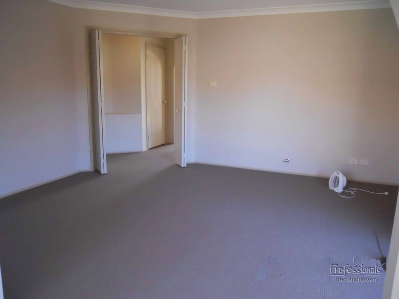 15 John Howe Crescent, Glendale NSW 2285