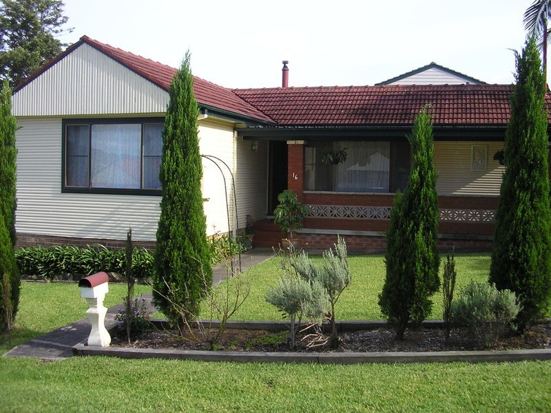 16 Graham  Street, Glendale NSW 2285