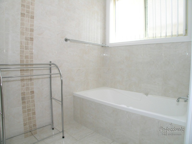 2 Robin Avenue, Cameron Park NSW 2285