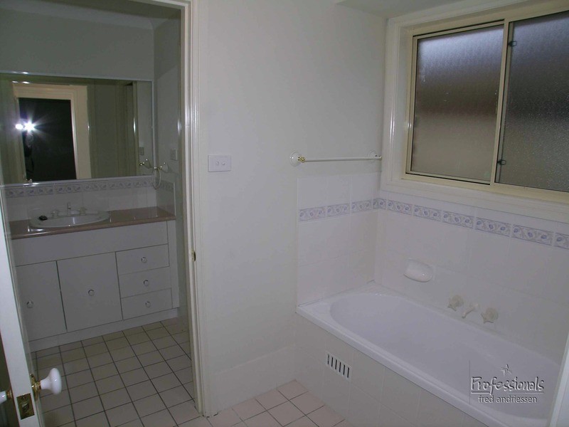 2 Sandpiper  Court, Cameron Park NSW 2285