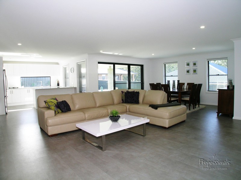 24 Eumina Street, Cameron Park NSW 2285