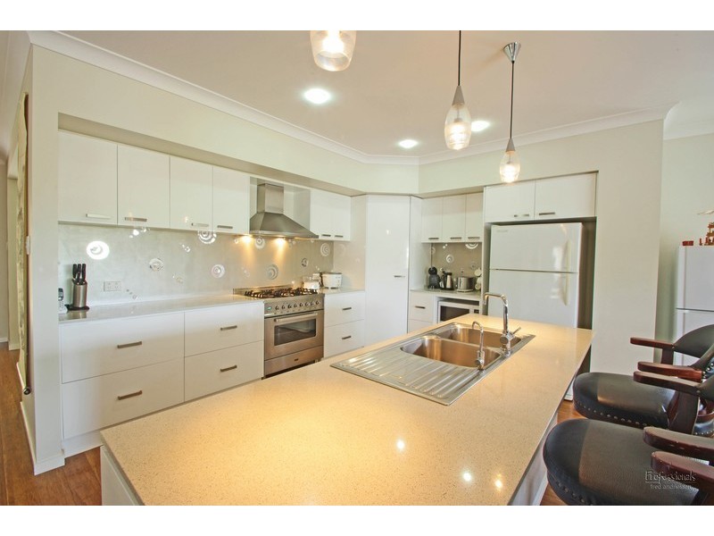 8 Bluerock Close, Fennell Bay NSW 2283