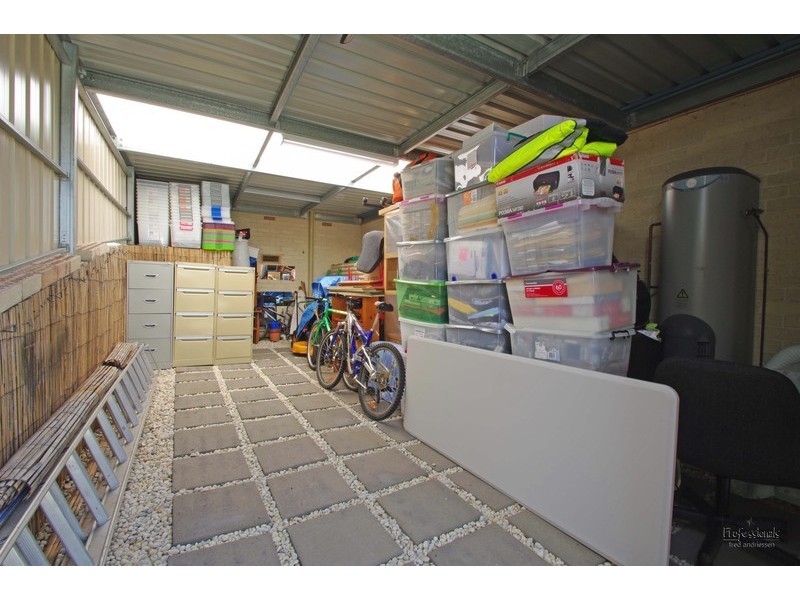 8 Bluerock Close, Fennell Bay NSW 2283