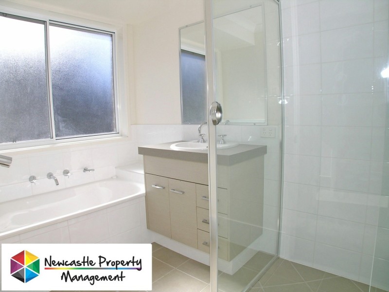 10 Hooghly Avenue, Cameron Park NSW 2285