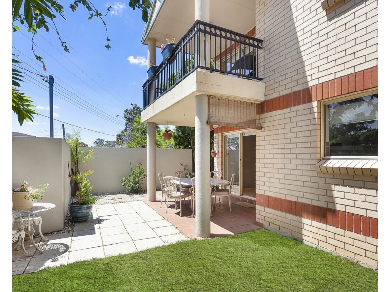 2/879 Henry Lawson Drive, Picnic Point NSW 2213