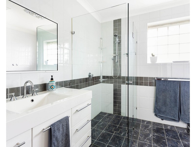 871 Henry Lawson Drive, Picnic Point NSW 2213