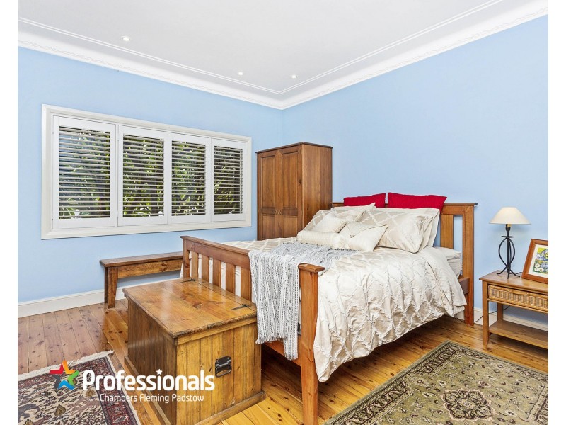 871 Henry Lawson Drive, Picnic Point NSW 2213