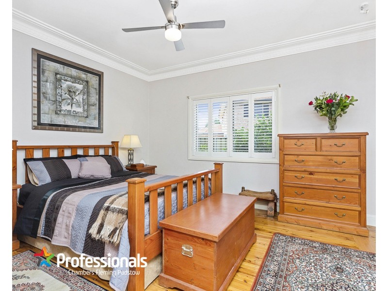 871 Henry Lawson Drive, Picnic Point NSW 2213