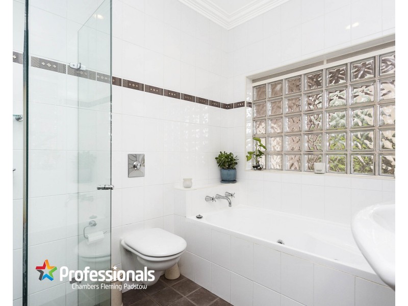 871 Henry Lawson Drive, Picnic Point NSW 2213