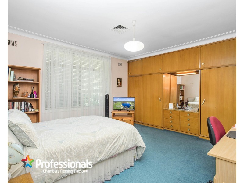 756 Henry Lawson Drive, Picnic Point NSW 2213