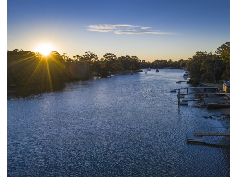 81 Burbank Avenue, Picnic Point NSW 2213