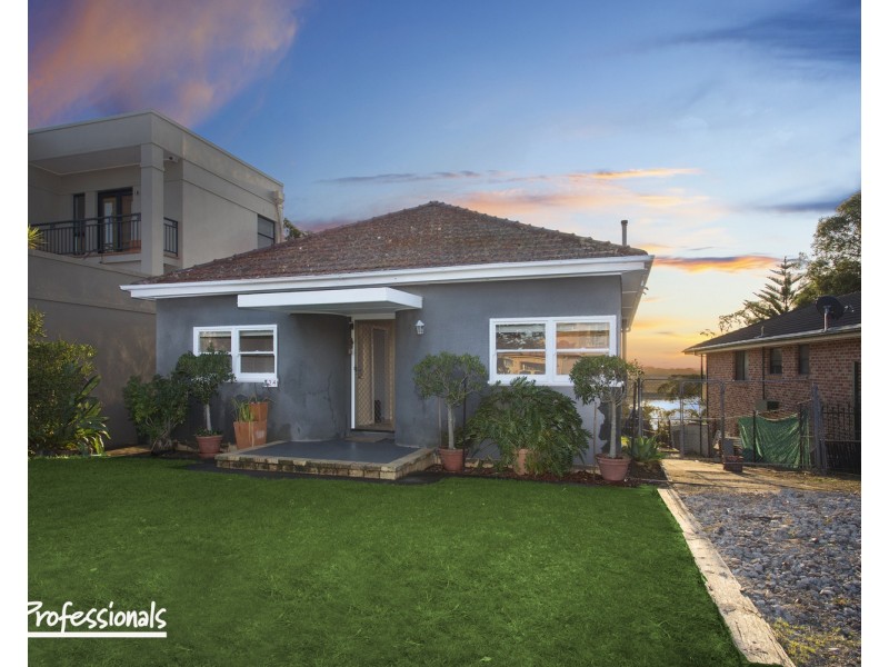 824 Henry Lawson Drive, Picnic Point NSW 2213