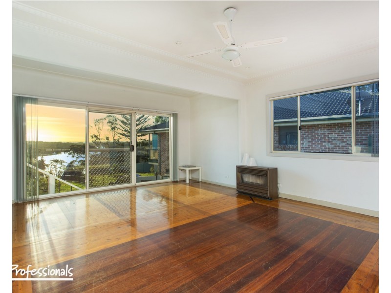 824 Henry Lawson Drive, Picnic Point NSW 2213