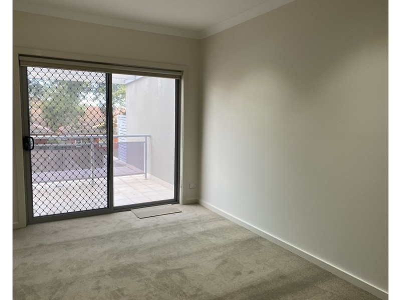 1 Henry Lawson Drive, Peakhurst NSW 2210