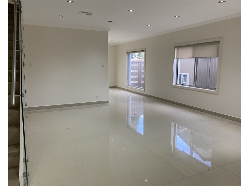 1 Henry Lawson Drive, Peakhurst NSW 2210