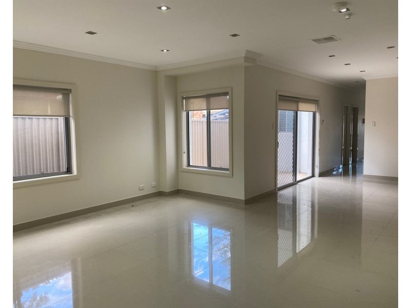 1 Henry Lawson Drive, Peakhurst NSW 2210