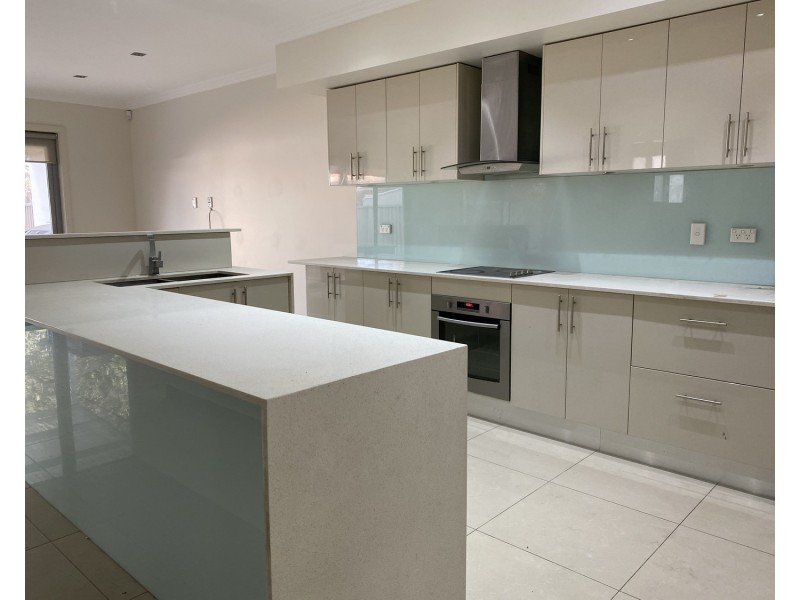 1 Henry Lawson Drive, Peakhurst NSW 2210