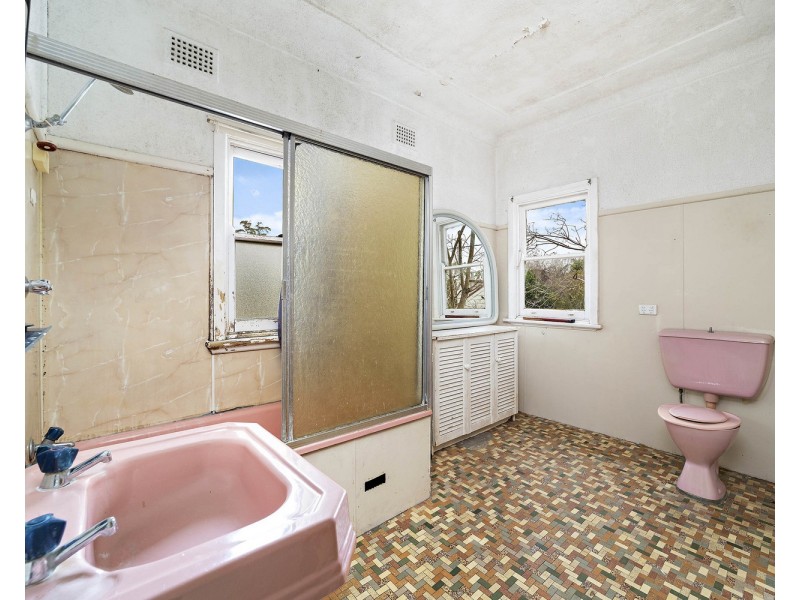 807 Henry Lawson Drive, Picnic Point NSW 2213