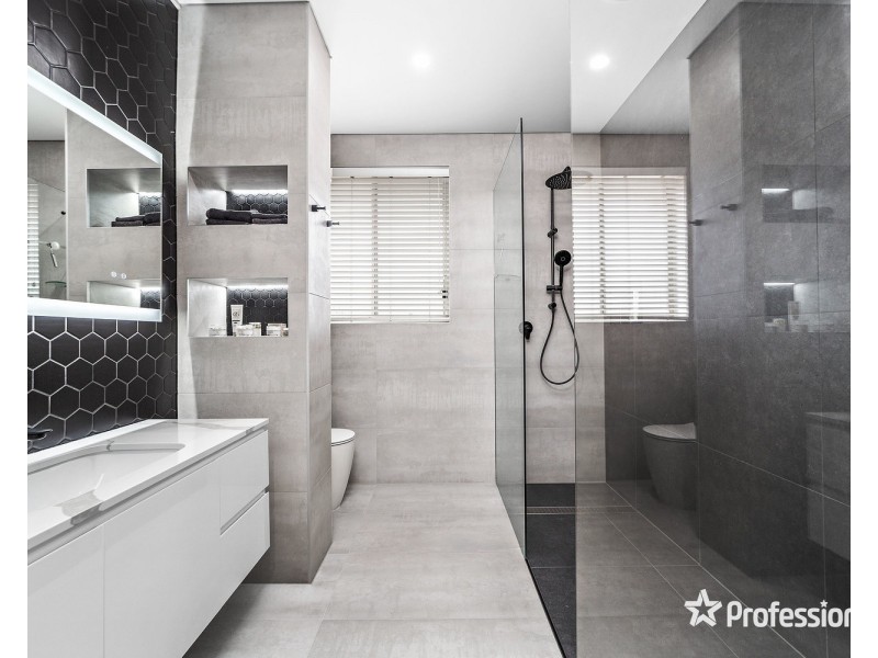 37 Victor Avenue, Picnic Point NSW 2213