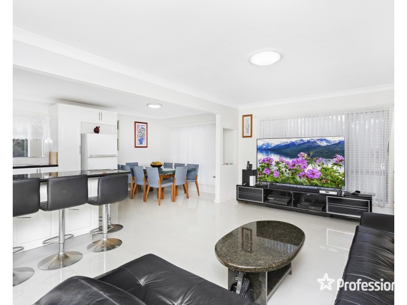 32 Seidel Avenue, Picnic Point NSW 2213