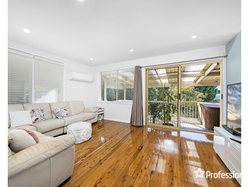6 Amberdale Avenue, Picnic Point NSW 2213