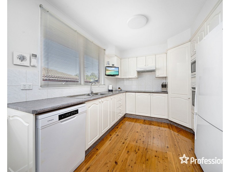 6 Amberdale Avenue, Picnic Point NSW 2213