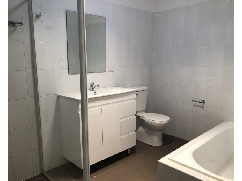 2/100 Park Road, East Hills NSW 2213