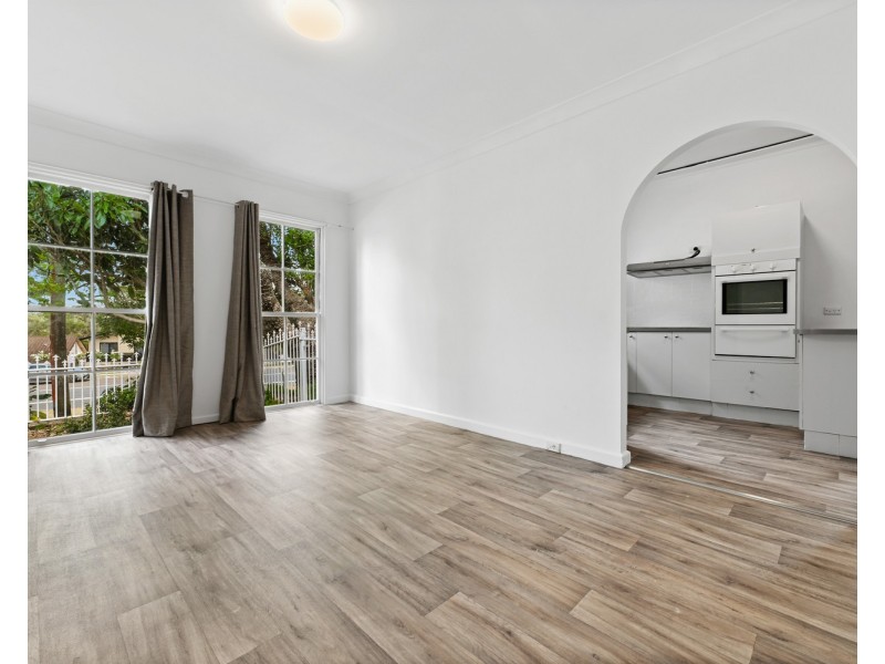 909 Henry Lawson Drive, Picnic Point NSW 2213