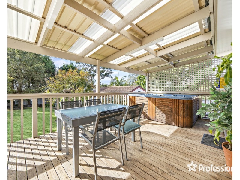 6 Amberdale Avenue, Picnic Point NSW 2213