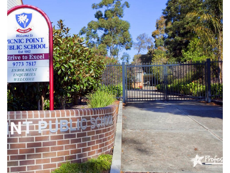 4 Apex Avenue, Picnic Point NSW 2213