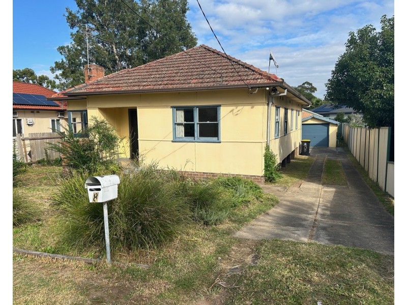 8 Harcourt Avenue, East Hills NSW 2213