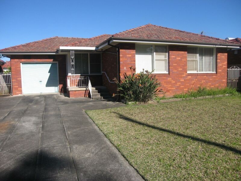 8 Thomas Street, Picnic Point NSW 2213